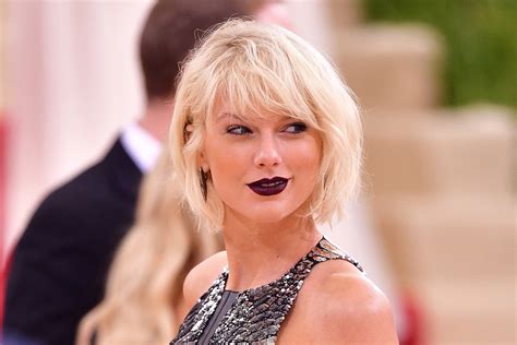 What we know about Taylor Swifts missing album,。